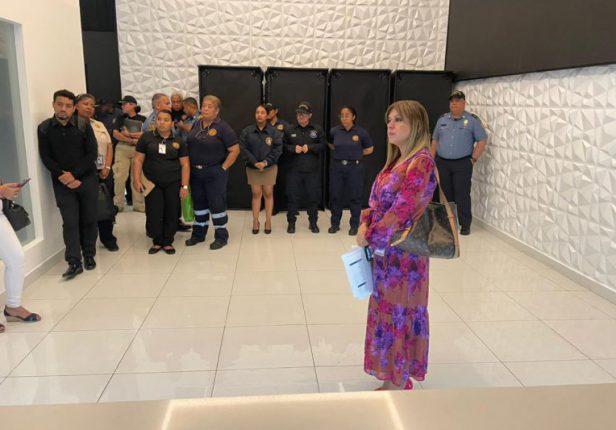 BOMBEROS TRASLADAN REUNIÓN AL CENTRO DE CONVENCIONES AURORA EN SOHO MALL PARA PREPARA…