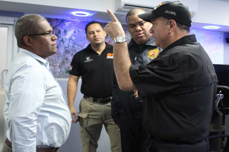 portada - visita director del 911 al centro de operaciones de emergencias de los bomberos